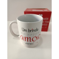 Caneca com frase Um brinde ao nosso amor eterno!